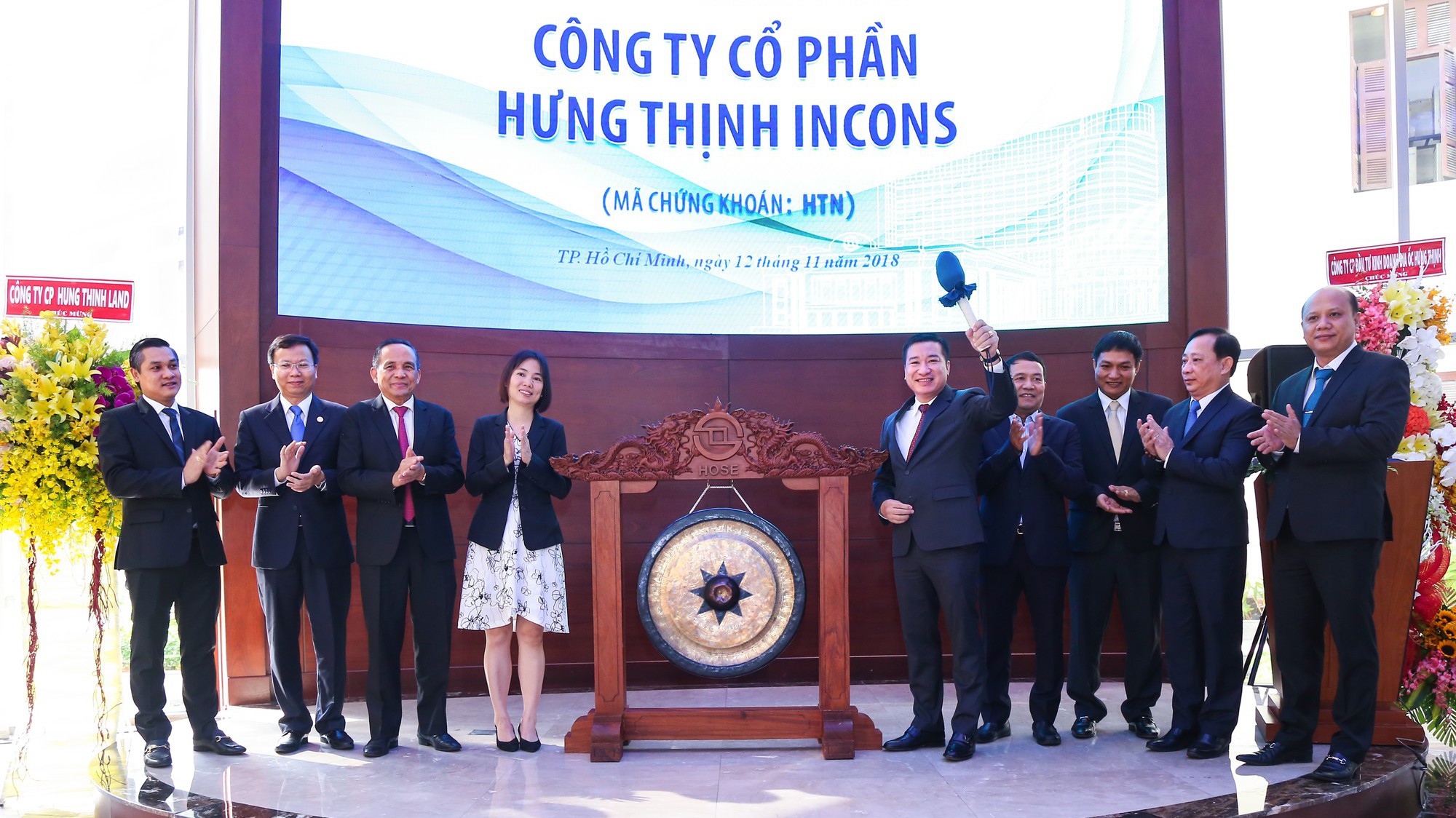 Nghi lễ đánh cồng phiên giao dịch đầu tiên của cổ phiếu HTN