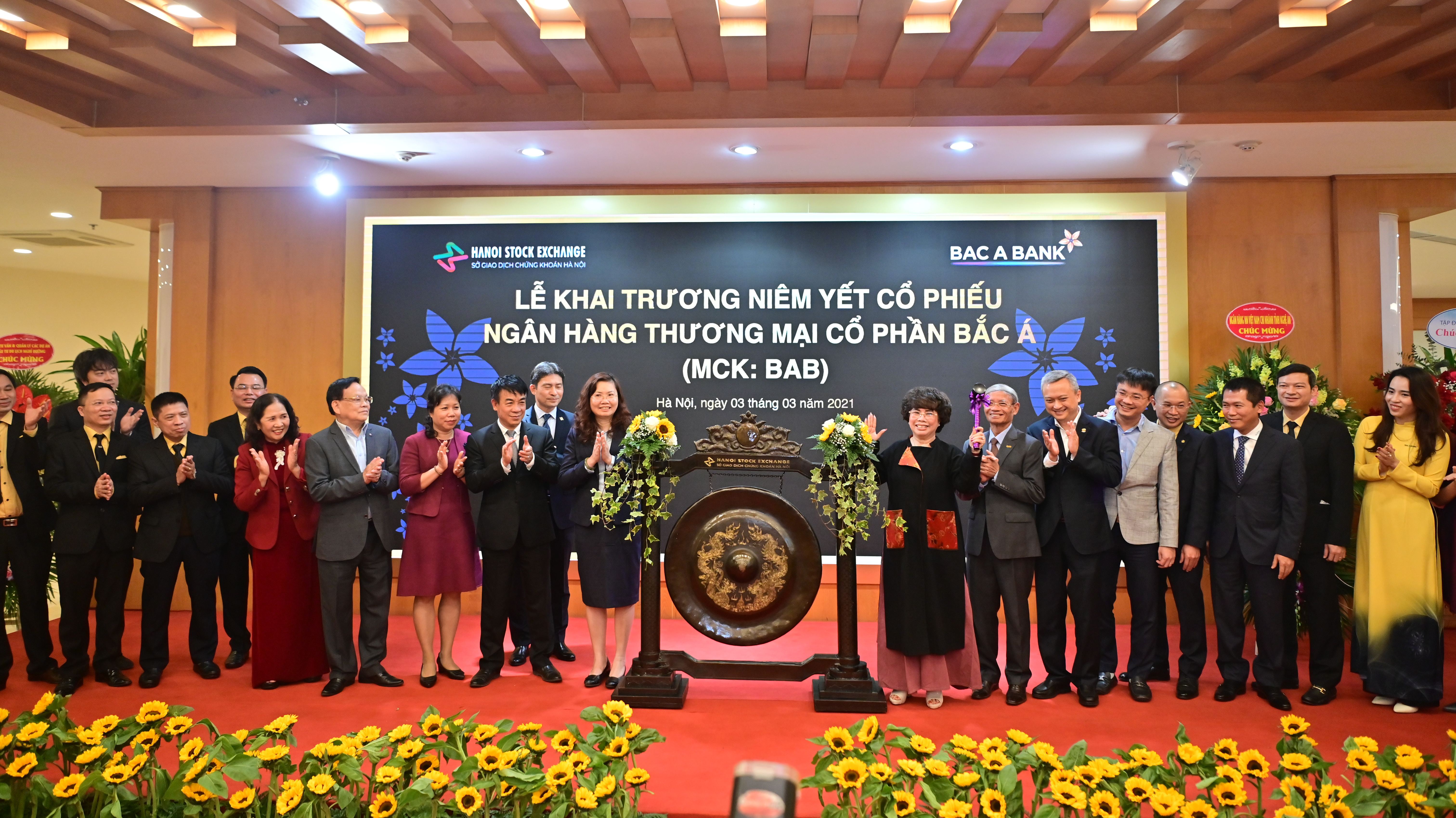 Nghi thức đánh cồng khai trương phiên giao dịch đầu tiên của BAC A BANK trên sàn HNX.