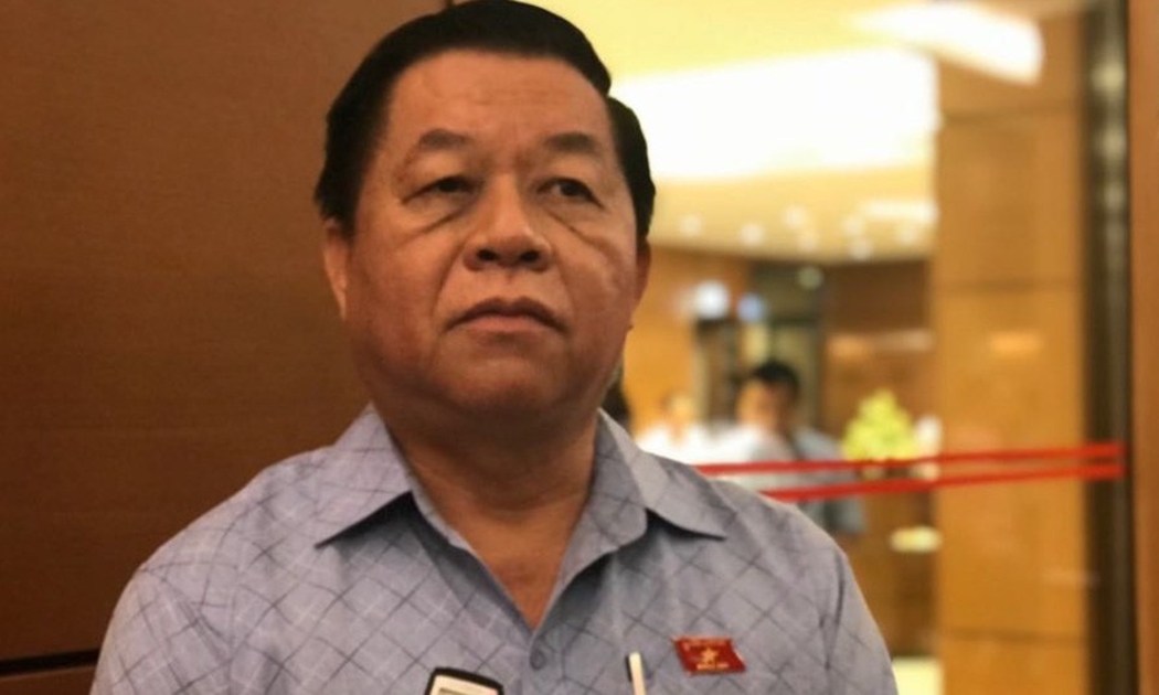 Thượng tướng Nguyễn Trọng Nghĩa, Uỷ viên Quân ủy Trung ương, Phó chủ nhiệm Tổng cục Chính trị Quân đội nhân dân Việt Nam tao đổi với báo chí bên hành lang Quốc hội sáng 27/5