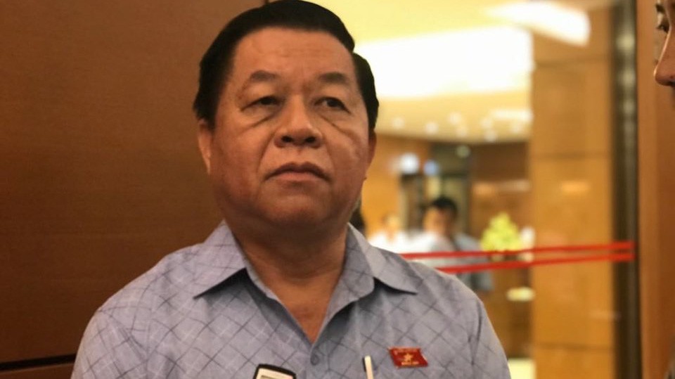 Thượng tướng Nguyễn Trọng Nghĩa, Uỷ viên Quân ủy Trung ương, Phó chủ nhiệm Tổng cục Chính trị Quân đội nhân dân Việt Nam tao đổi với báo chí bên hành lang Quốc hội sáng 27/5