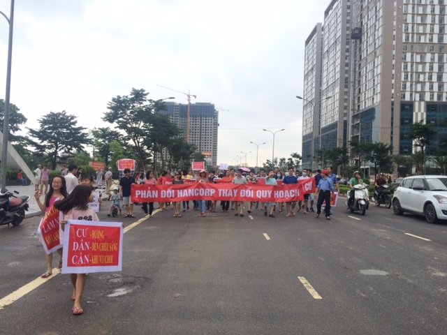 Cư dân tố vừa qua chủ đầu tư đã tiến hành triển khai việc điều chỉnh quy hoạch 
theo hướng tăng mật độ, nhiều khu vực là khuôn viên giờ thành công trình
 nhà cao tầng. 