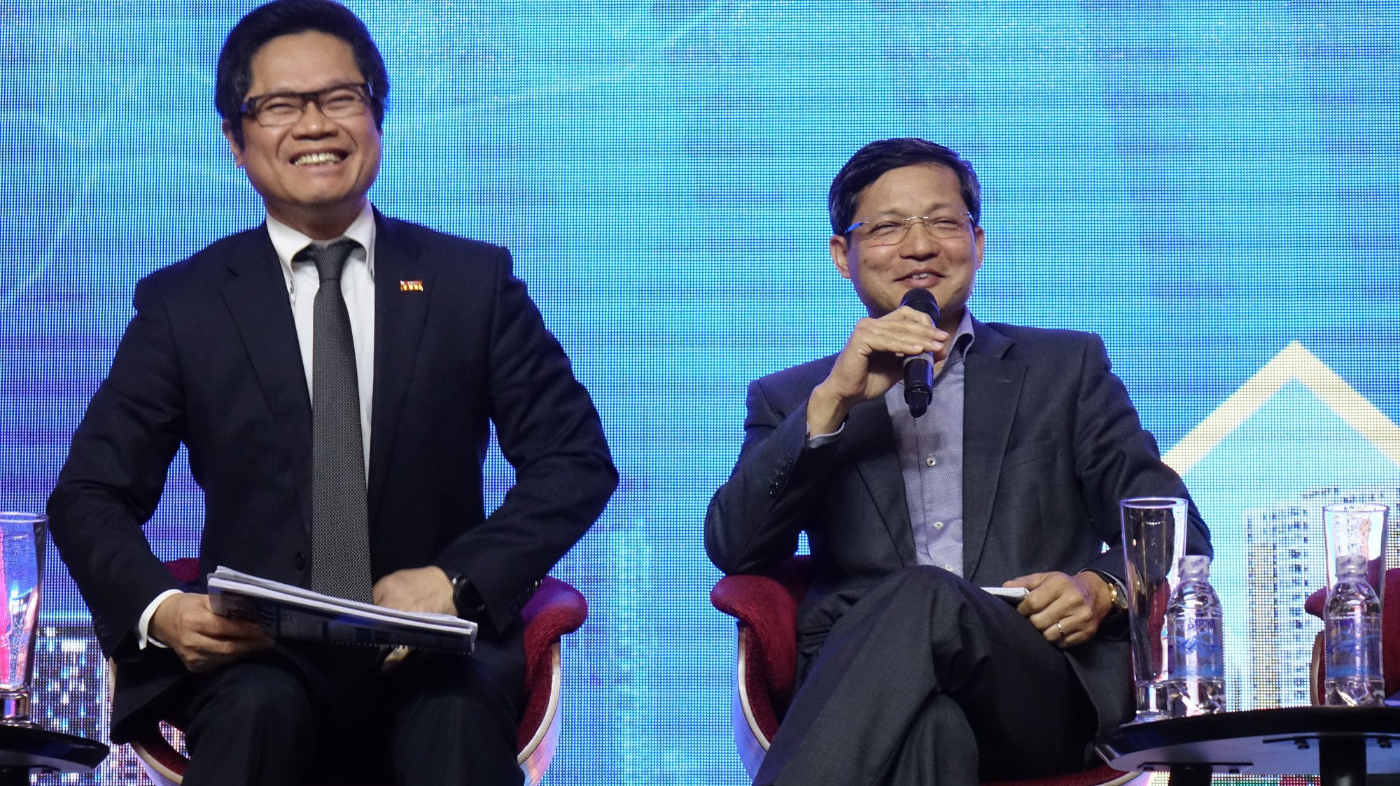 Cả ông Vũ Tiến Lộc và ông Vũ Viết Ngoạn đều cho rằng cần quan tâm nhiều hơn về ổn định vĩ mô trong trung hạn - Ảnh: Việt Tuấn 