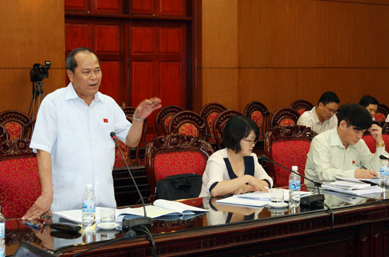 Bên cạnh một số đại biểu bày tỏ tán thành cao với việc bỏ phiếu tín nhiệm hằng năm, vì việc này làm cho Quốc hội thực quyền hơn và Chính phủ nâng cao trách nhiệm trước nhân dân, cũng còn không ít ý kiến băn khoăn.