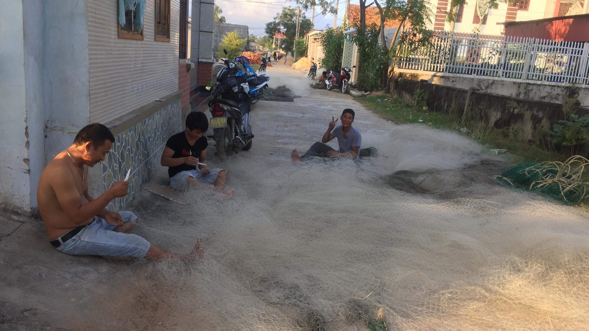 Những mô hình chuyển đổi sinh kế bước đầu thích ứng với tình hình thực tế và đặc thù địa phương, mang lại thu nhập cho bà con; đồng thời giải quyết việc làm cho trên 9.500 lao động tại các địa phương vùng biển.