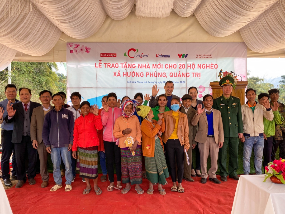 Người dân xã Hướng Phùng tươi cười chụp hình cùng đoàn thiện nguyện.