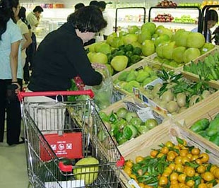 Khi Luật Bảo vệ người tiêu dùng được thực thi, người tiêu dùng nước ta sẽ bớt "cô đơn" trong các vụ kiện. Ảnh minh họa