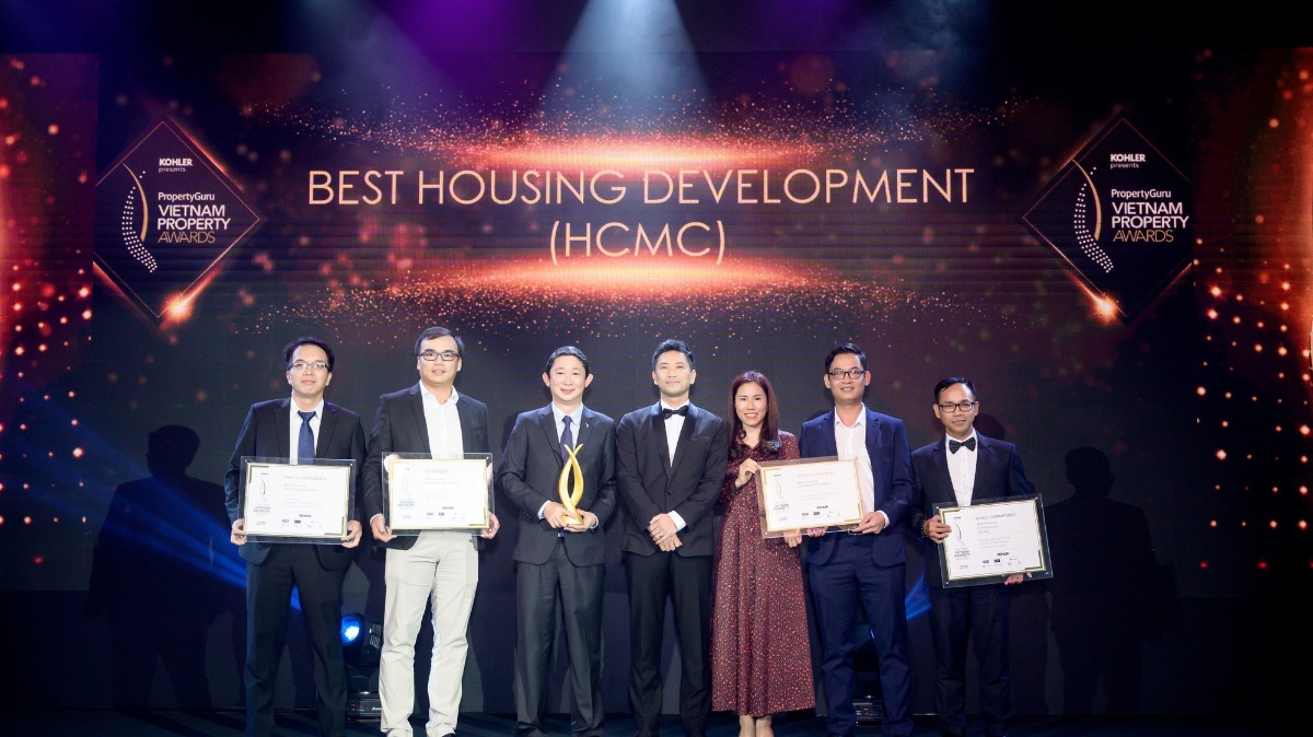 Đại diện Thang Long Real Group nhận Bằng chứng nhận tại Lễ trao giải.