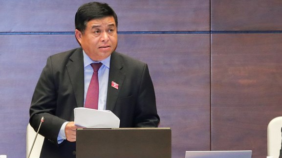 Bộ trưởng Bộ Kế hoạch và đầu tư Nguyễn Chí Dũng làm rõ thêm một số vấn đề đại biểu quan tâm.