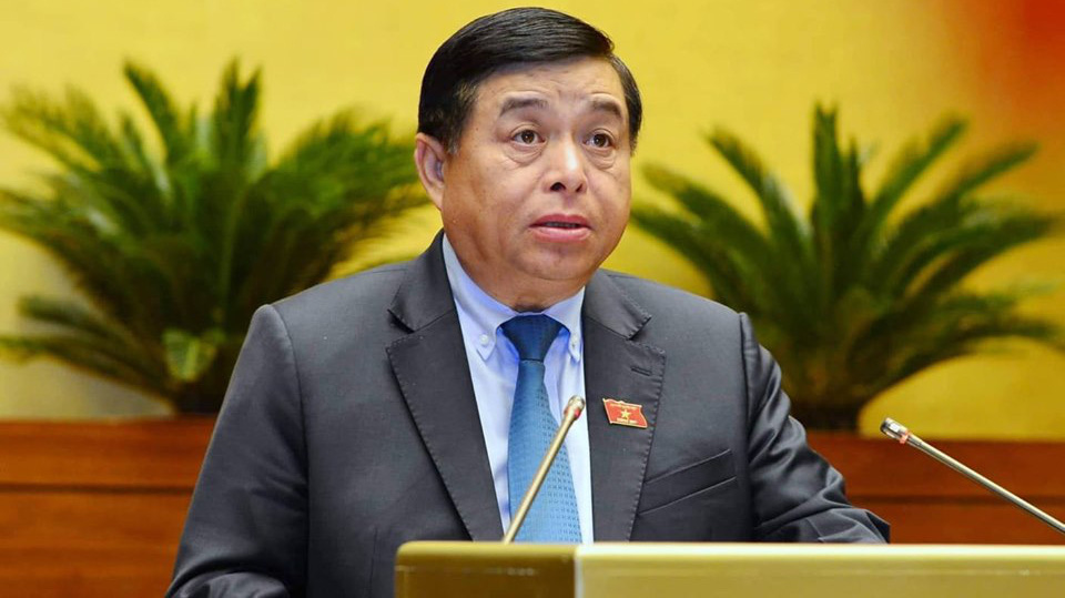 Bộ trưởng Bộ Kế hoạch và đầu tư Nguyễn Chí Dũng trình dự án luật - Ảnh: Quang Phúc 