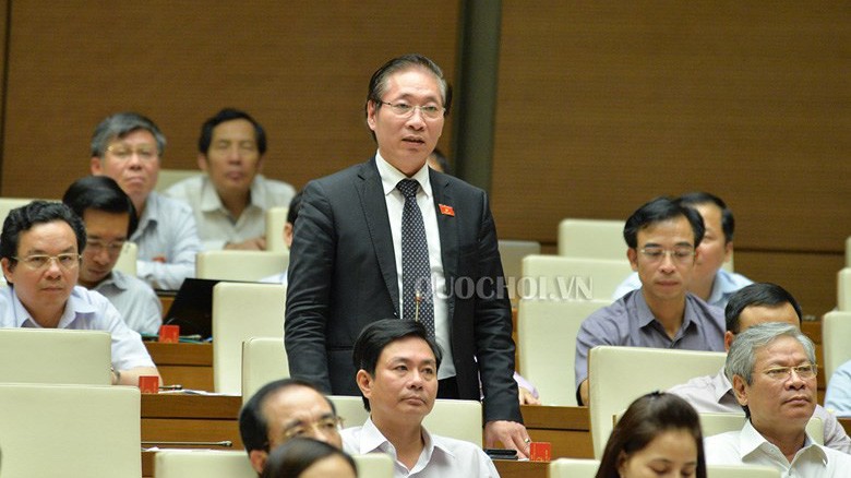 Đại biểu Nguyễn Chiến phát biểu tại hội trường.