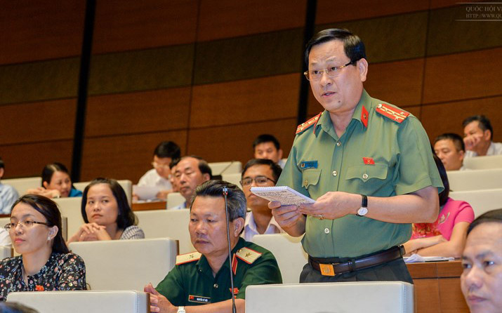 Đại biểu Nguyễn Hữu Cầu nhấn mạnh, quyền tự do tín ngưỡng tôn giáo được Hiến pháp quy định chỉ 
có thể bị giới hạn bởi pháp luật, nên cần thiết kế cho tốt các hành vi 
bi nghiêm cấm ở dự án luật này.<br>