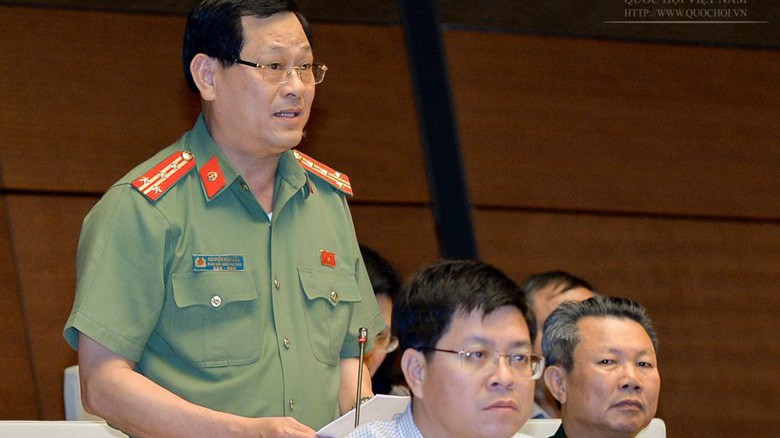 Đại biểu Nguyễn Hữu Cầu hơn một lần giơ biển tranh luận để bảo vệ quan điểm mở rộng hình thức tố cáo.