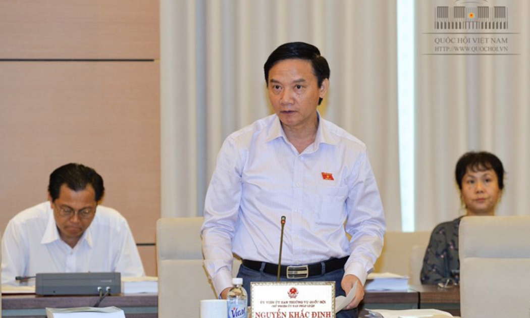 Chủ nhiệm Uỷ ban Pháp luật Nguyễn Khắc Định nêu quan điểm của thường trực cơ quan thẩm tra dự án luật.