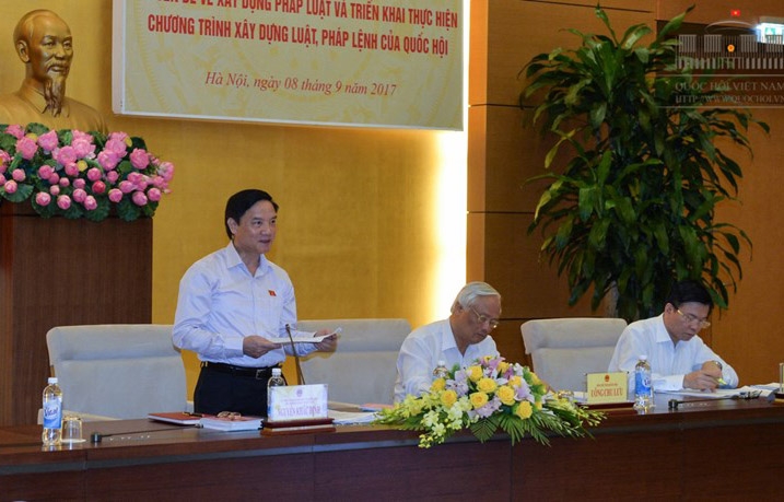 <span style="font-family: 'Times New Roman'; font-size: 15px;">Chủ nhiệm Uỷ ban Pháp luật Nguyễn Khắc Định&nbsp;</span><span style="font-family: 'Times New Roman'; font-size: 15px;">báo cáo chuyên đề về tiếp tục đổi mới nâng cao chất lượng xây dựng luật, pháp lệnh.</span>