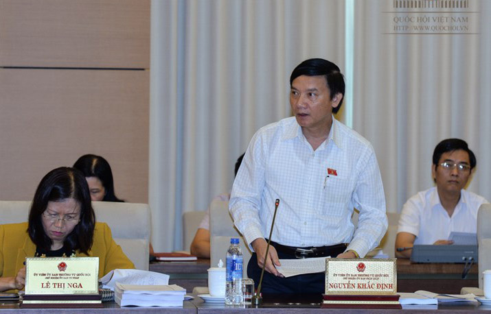 Chủ nhiệm Uỷ ban Pháp luật Nguyễn Khắc Định trình bày ý kiến của thường trực cơ quan thẩm tra.