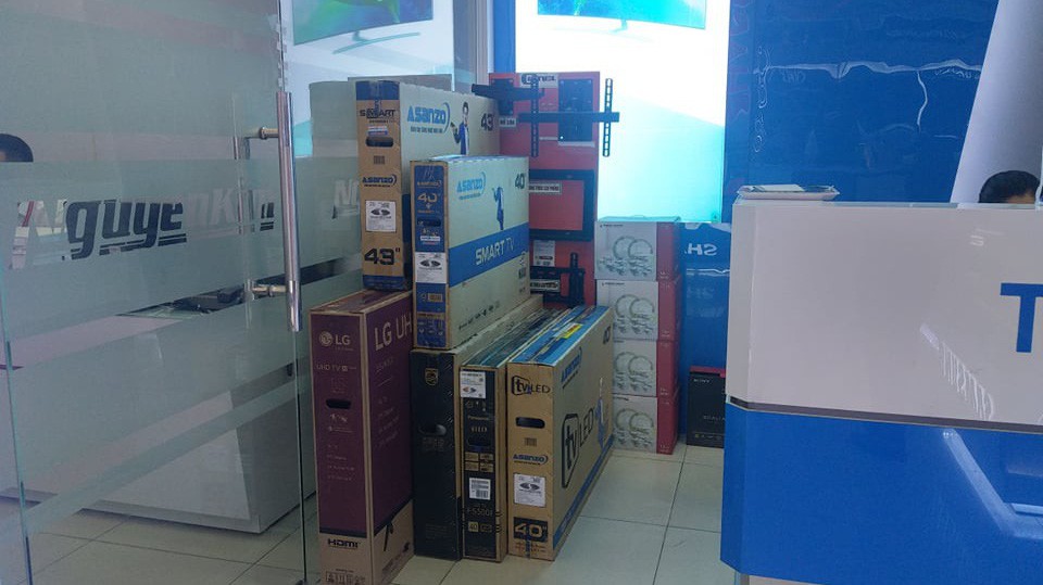 Toàn bộ tivi Asanzo được siêu thị Nguyễn Kim gỡ bỏ kệ hàng, ngưng bán ra thị trường.