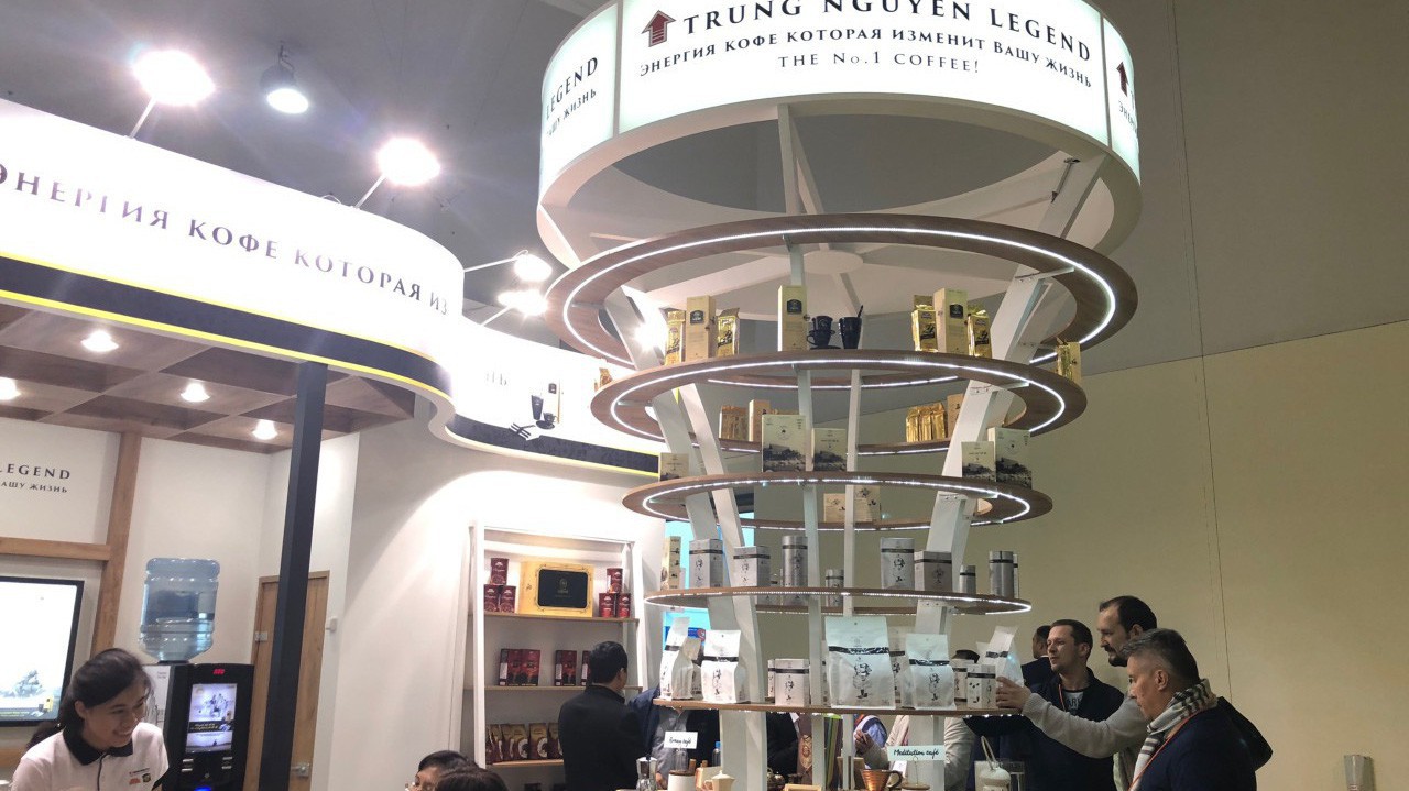 Khách hàng tìm hiểu bộ sản phẩm Trung Nguyên Legend tại Hội chợ triển lãm Lương thực quốc tế 2018 - World Food Moscow 2018.