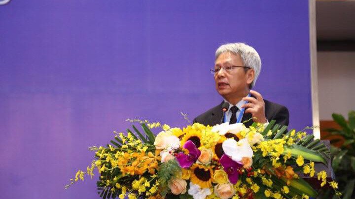 Tiến sĩ Nguyễn Sĩ Dũng, nguyên Phó chủ nhiệm Văn phòng Quốc hội phát biểu tại Diễn đàn.