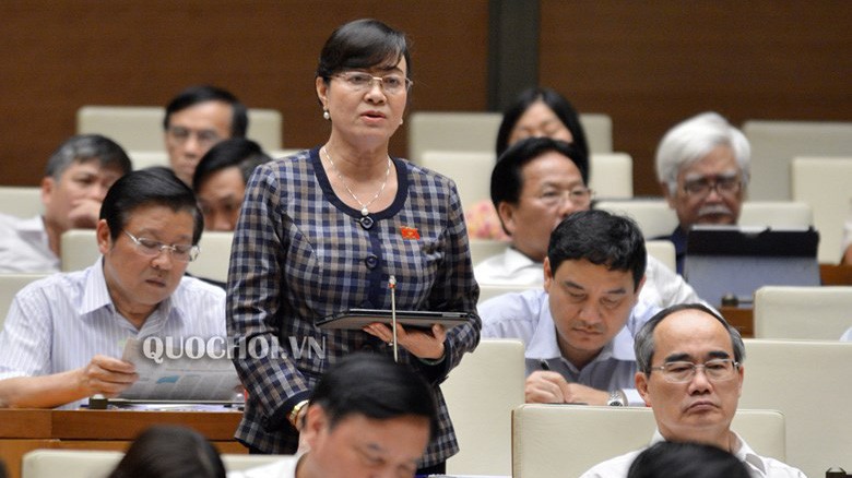 Đại biểu Nguyễn Thị Quyết Tâm phát biểu tại hội trường. 