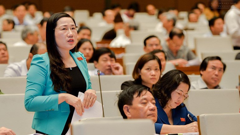 Đại biểu Nguyễn Thị Thuỷ phát biểu tại hội trường.