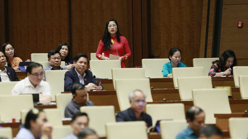 Đại biểu Nguyễn Thị Thuỷ chất vấn về tình chính xác của con số 0,63% công chức không hoàn thành nhiệm vụ - Ảnh: Quang Phúc.