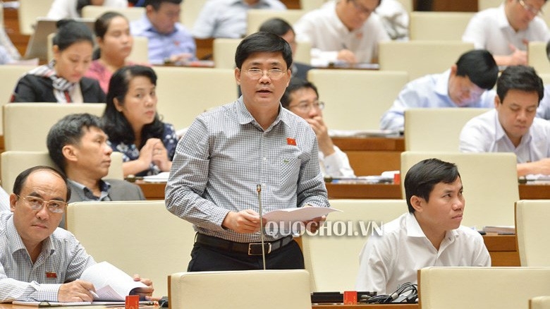 Đại biểu Nguyễn Tuấn Anh phát biểu tại hội trường.