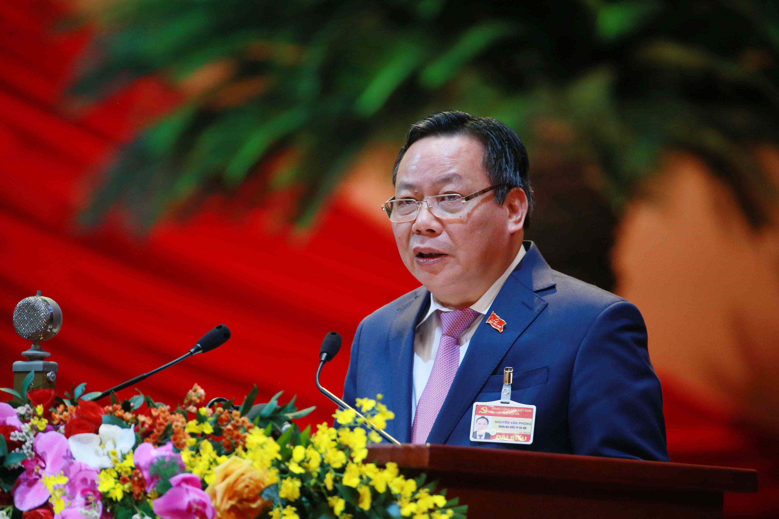 Đồng chí Nguyễn Văn Phong, Phó Bí thư Thành ủy Hà Nội tham luận về vấn đề 