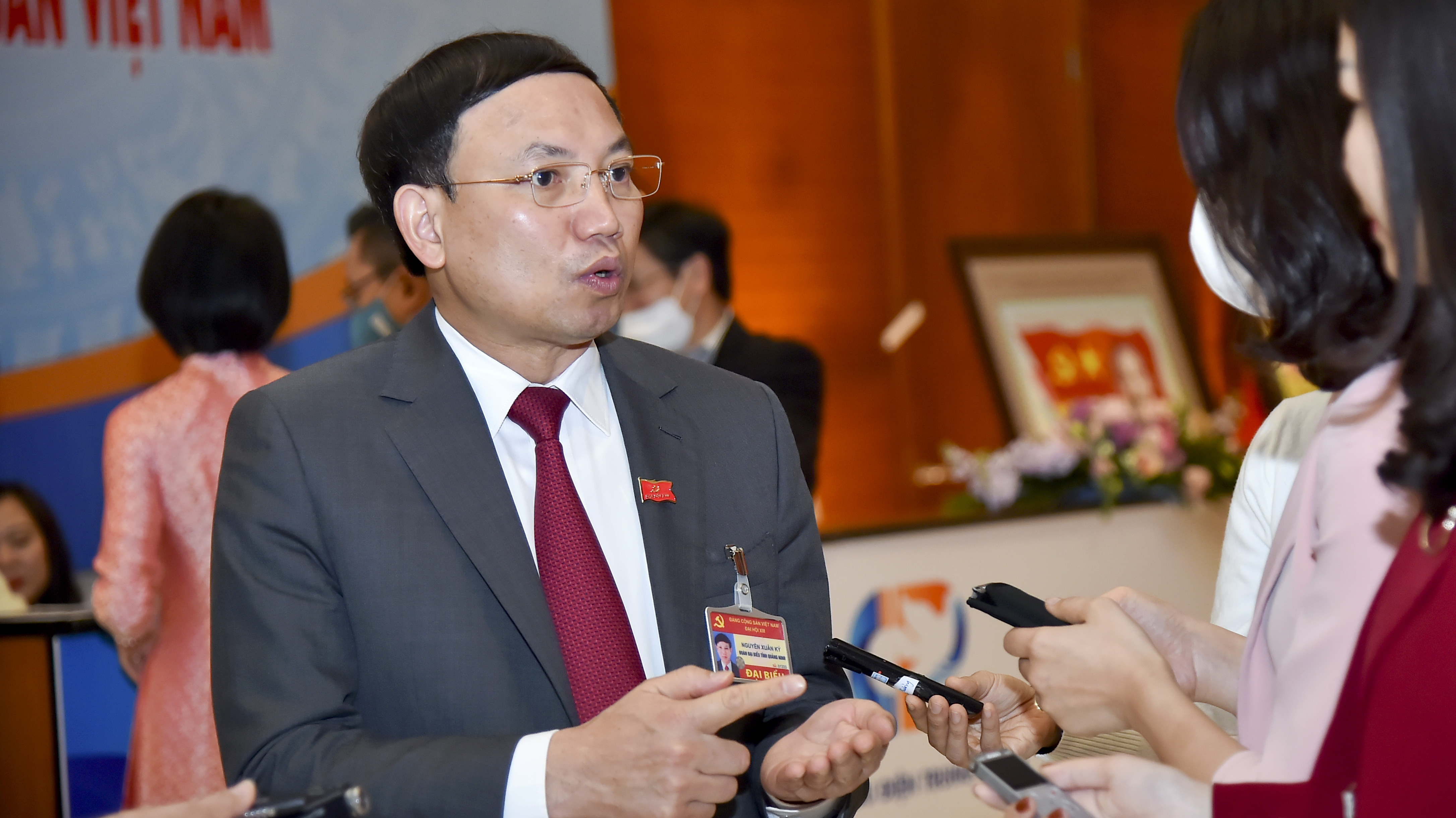 Ông Nguyễn Xuân Ký, Bí Thư Tỉnh uỷ Tỉnh uỷ Quảng Ninh trả lời phỏng vấn của báo chí bên lề Đại hội.