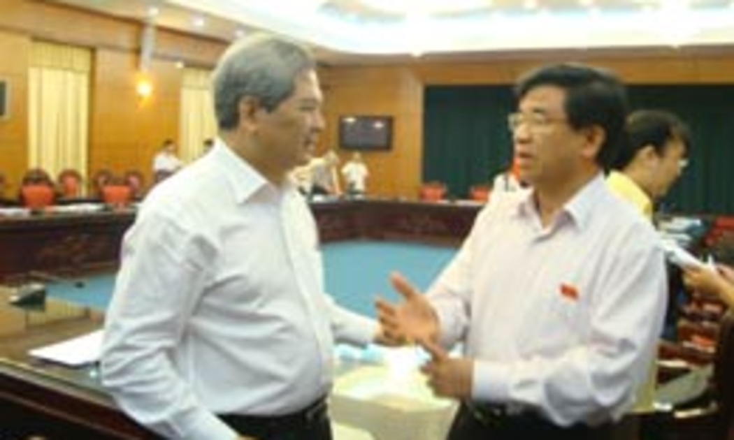 Bộ trưởng Phạm Khôi Nguyên trong giờ nghỉ giải lao họp tổ.