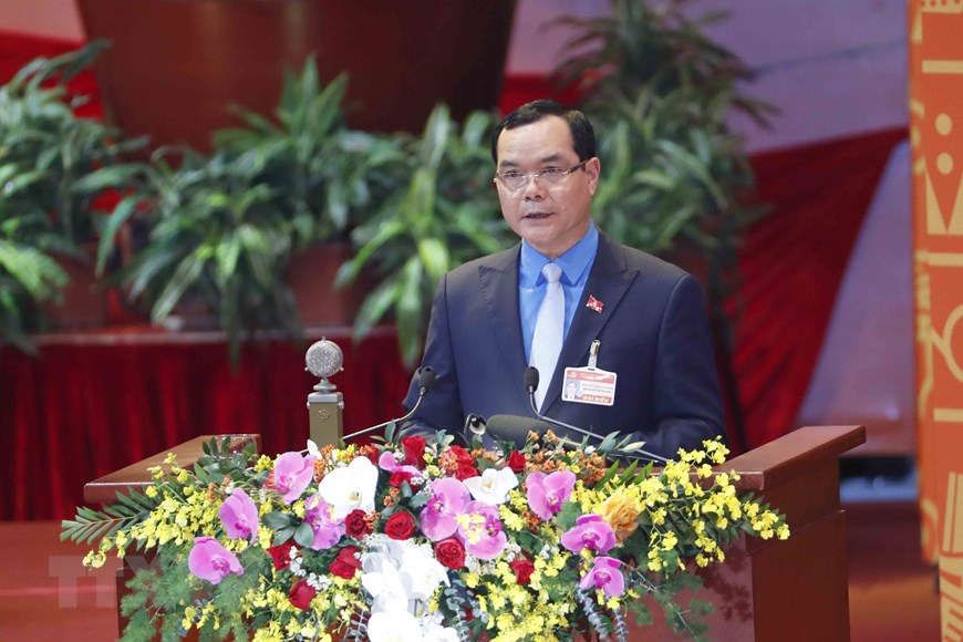 Đồng chí Nguyễn Đình Khang, Ủy viên Trung ương Đảng, Chủ tịch Tổng Liên đoàn Lao động Việt Nam tham luận về vấn đề 