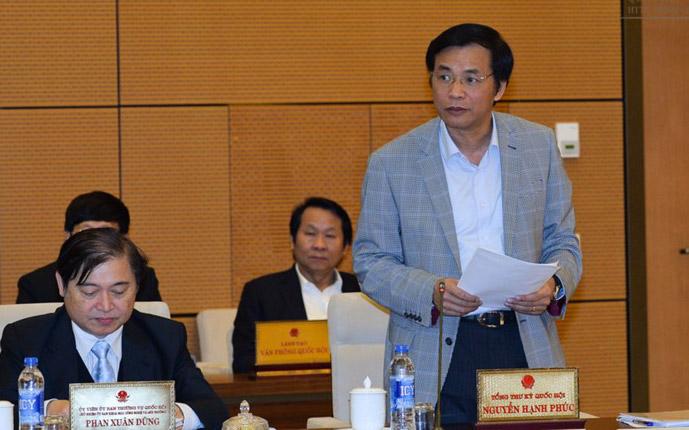 Tổng thư ký Quốc hội Nguyễn Hạnh Phúc báo cáo tại phiên họp.