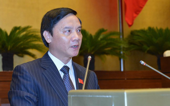 Chủ nhiệm Uỷ ban Pháp luật Nguyễn Khắc Định trình bày báo cáo thẩm tra dự án luật.