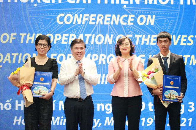 Lãnh đạo Tp.HCM trao Giấy chứng nhận đầu tư cho các dự án vào sáng 19/3 tại hội trường Thành uỷ.