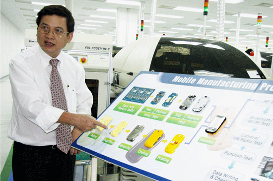 Ông Nguyễn Văn Đạo, Phó tổng giám đốc công ty Samsung Vina giới thiệu về nhà máy sản xuất điện thoại của Samsung Việt Nam hôm 6/9 - Ảnh: M.Chung.