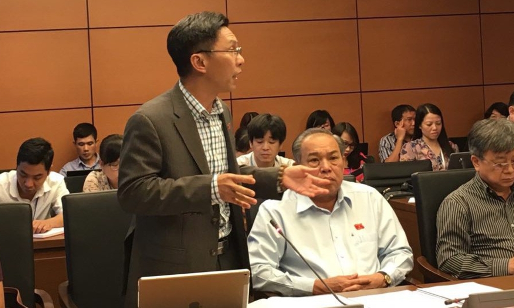 Đại biểu Nguyễn Việt Dũng (Tp.HCM) thảo luận tại tổ.