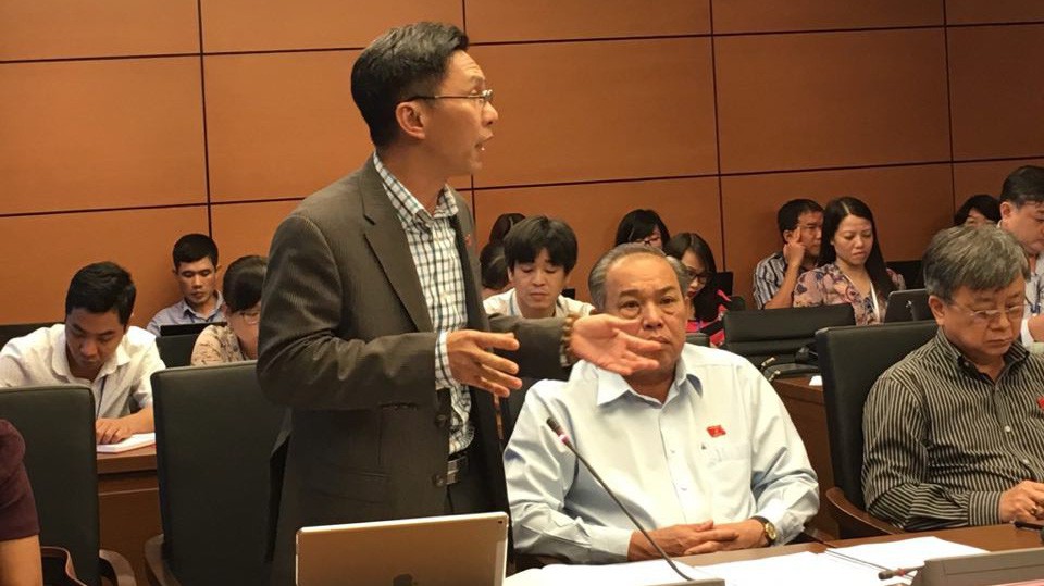 Đại biểu Nguyễn Việt Dũng (Tp.HCM) thảo luận tại tổ.