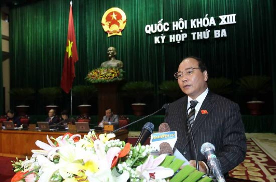 Phó thủ tướng Nguyễn Xuân Phúc báo cáo những vấn đề lớn Quốc hội và cử tri cả nước quan tâm chất vấn.