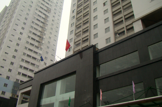 Tòa nhà thu nhập thấp CT1 Ngô Thì Nhậm được thiết kế không khác gì một chung cư thương mại cao tầng - Ảnh: Bảo Anh.