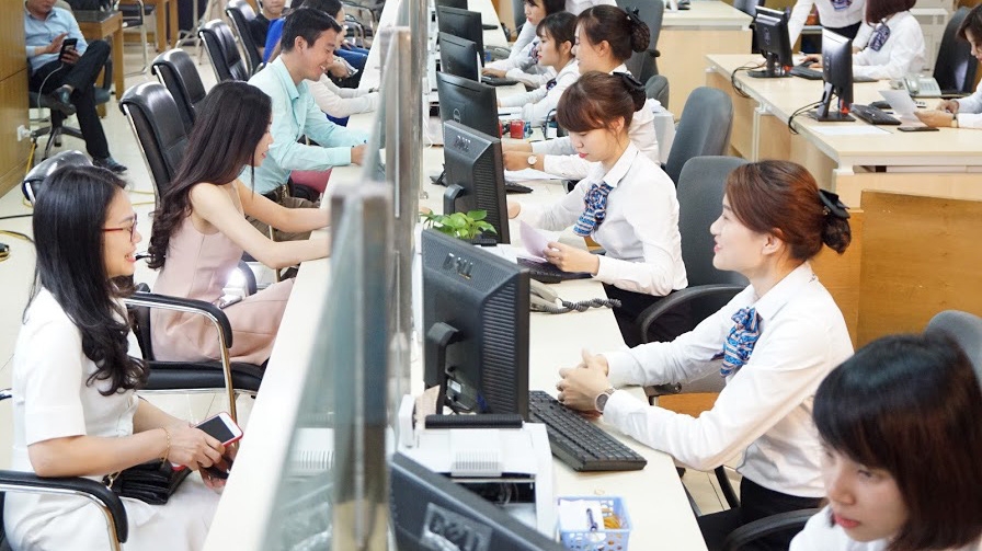 Chính phủ yêu cầu đáp ứng nhu cầu vốn tín dụng cho hoạt động sản xuất, kinh doanh - Ảnh: Quang Phúc 