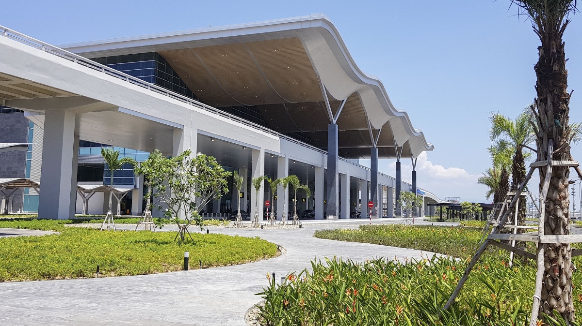 : Khánh Hoà được biết đến với hệ thống hạ tầng giao thông từ đường bộ, đường hàng không cho đến đường thuỷ đều phát triển và được coi là động lực lớn thúc đẩy ngành du lịch.