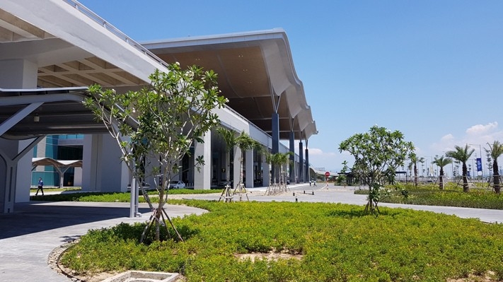 Công trình nhà ga T2 Cam Ranh được xây dựng với tổng diện tích hơn 50.000m2, tổng vốn đầu tư gần 4.000 tỷ đồng, dự kiến sẽ đón tiếp từ 2,4 – 4,8 triệu lượt hành khách quốc tế/năm. 