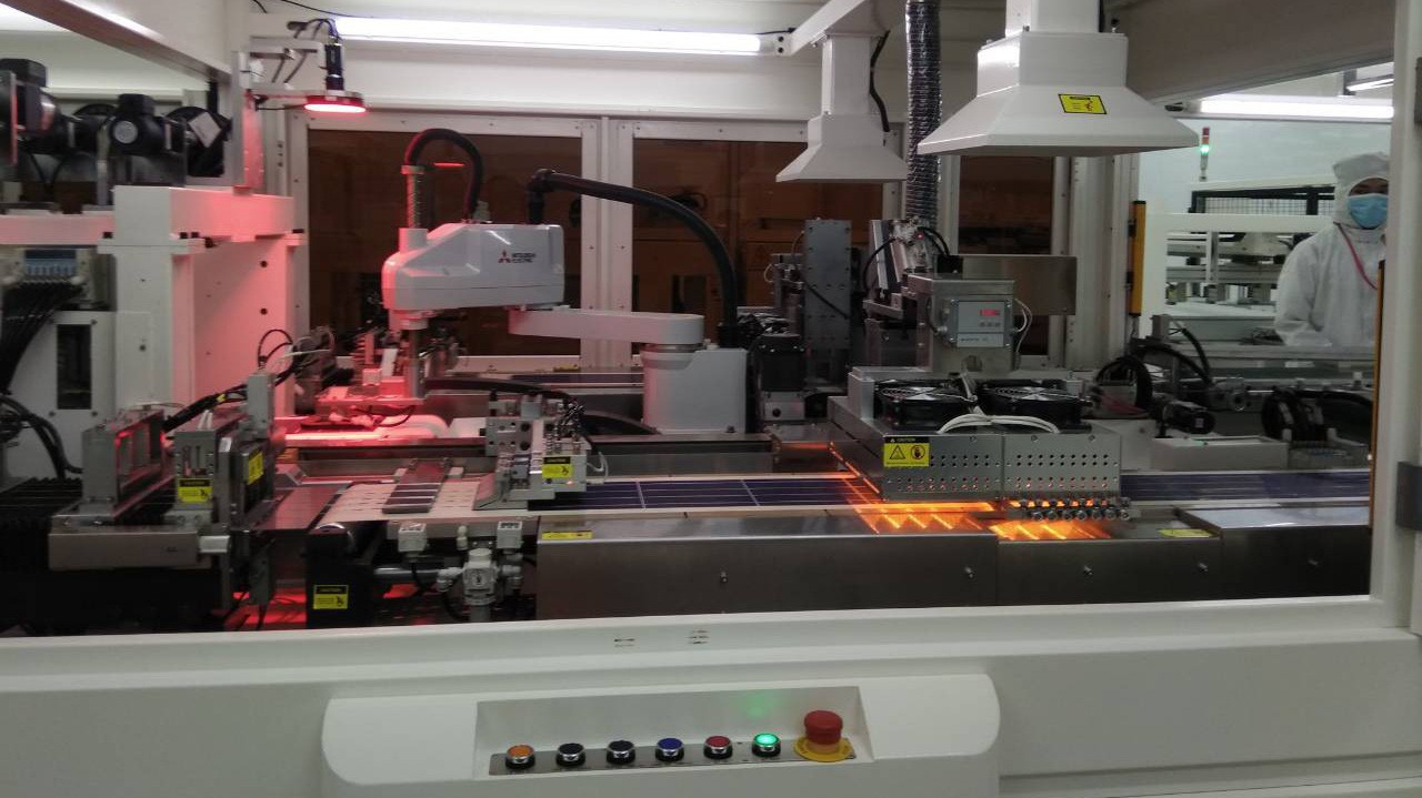 Dây chuyền sản xuất pin mặt trời hiện đại, tự động hóa của công ty IREX.