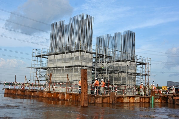 Thủ tướng cấm các chủ đầu tư, bên mời thầu khi lập hồ sơ mời thầu, hồ sơ yêu cầu có 
quy định cho phép sử dụng lao động nước ngoài khi lao động trong nước đủ
 khả năng đáp ứng được yêu cầu thực hiện gói thầu, đặc biệt là lao động 
phổ thông.<br>