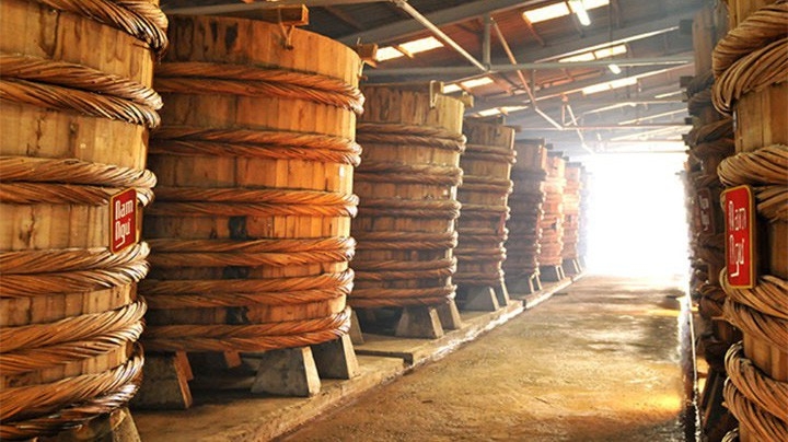 Một nhà thùng nước mắm. Bản sắc ẩm thực Việt sẽ trở lên cá tính và khác biệt hơn nếu chúng ta biết kể những câu chuyện dung dị và hấp dẫn về những giọt nước mắm - chắt chiu tinh túy từ biển cả.