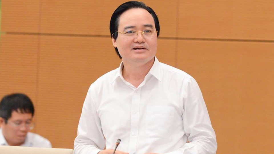 Bộ trưởng Bộ Giáo dục và đào tạo Phùng Xuân Nhạ "chia lửa" trong phiên chất vấn.