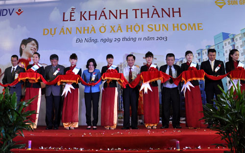 Lãnh đạo Bộ Xây dựng, thành phố Đà Nẵng và chủ đầu tư cắt băng khánh thành dự án sáng 29/11.<br>