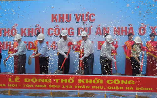 Lãnh đạo các bộ, ngành và chủ đầu tư tại lễ khởi công dự án sáng 24/7.<br>