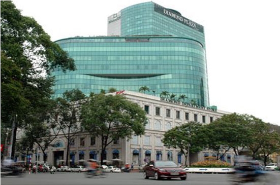 Tòa nhà Diamond Plaza, một trong 12 tòa cao ốc ở khu vực trung tâm thành phố, cung cấp căn hộ dịch vụ cho thuê ở Tp.HCM - Ảnh: Đình Dũng.