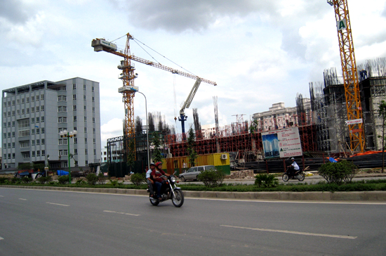 Cơ quan quản lý thừa nhận không thể kiểm soát được giá thành sản phẩm tại các dự án bất động sản - Ảnh: Từ Nguyên.