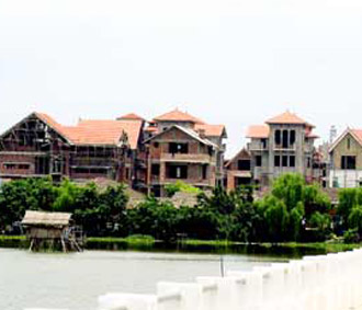 Một trong những lý do khiến thị trường nhà đất chững lại là việc Nhà nước siết chặt cho vay bất động sản.